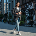 小型犬斜挎包场景化产品图